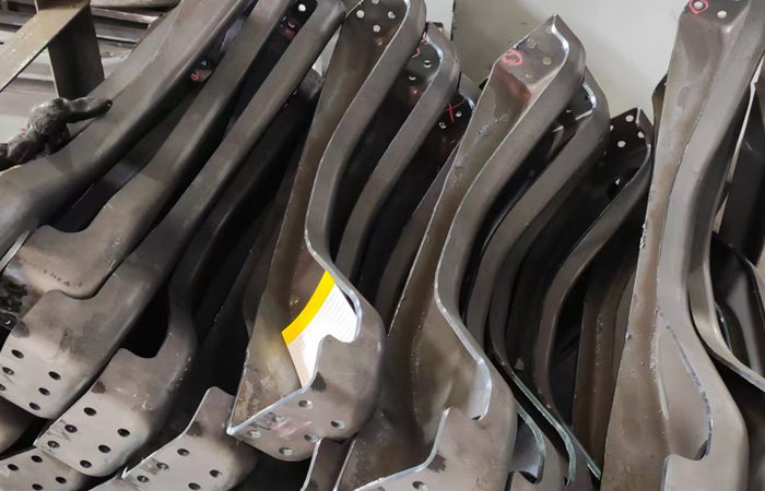 8mm碳鋼商用車后車橋殼體機器人三維激光切孔修邊 8mm碳鋼商用車后車橋殼體機器人三維激光切孔修邊