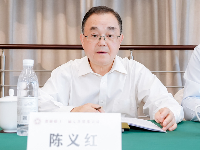 武漢鴻鐳激光董事長(zhǎng)，省僑聯(lián)副主席陳義紅
