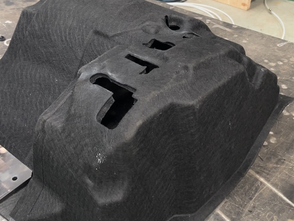 汽車發(fā)動機隔音罩切割